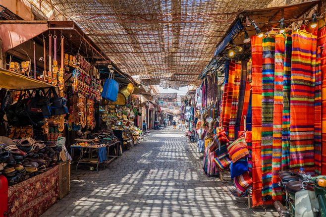 Marakeş &ccedil;arşısı renkli tekstil ve el işi &uuml;r&uuml;nler