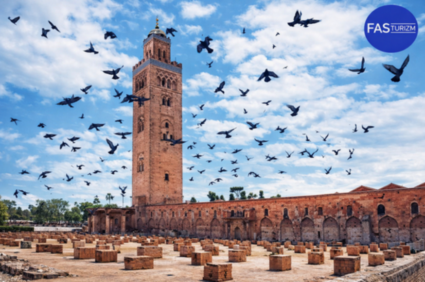 Marakeş&rsquo;te yer alan Koutoubia Camii ve minaresi. Fas&rsquo;ın en &ouml;nemli tarihi ve dini yapılarından biri olan Koutoubia Camii&rsquo;nin kuşlar eşliğinde &ccedil;ekilmiş, y&uuml;ksek &ccedil;&ouml;z&uuml;n&uuml;rl&uuml;kl&uuml; 4K g&ouml;rseli. Fasturizm &ouml;zel i&ccedil;erik g&ouml;rselidir.