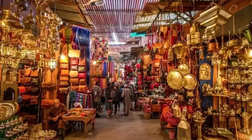 Marakeş &ccedil;arşı ve suklar, Fas alışveriş; El yapımı halılar; deri &uuml;r&uuml;nler, baharatlar, geleneksel tekstiller, fas otantik deneyimler, Fas Turları