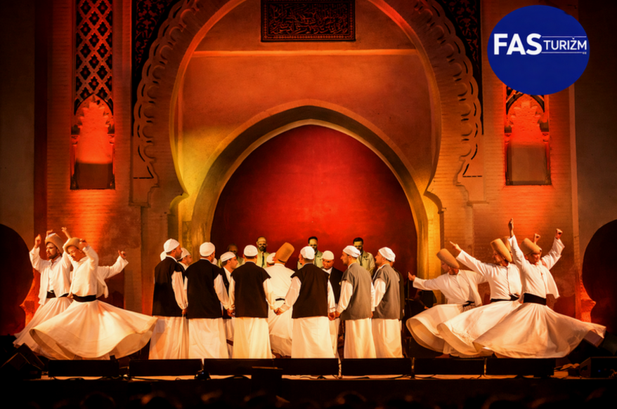 Fas turu sırasında Fes Kutsal M&uuml;zikler Festivali&rsquo;nde semazen g&ouml;sterisi